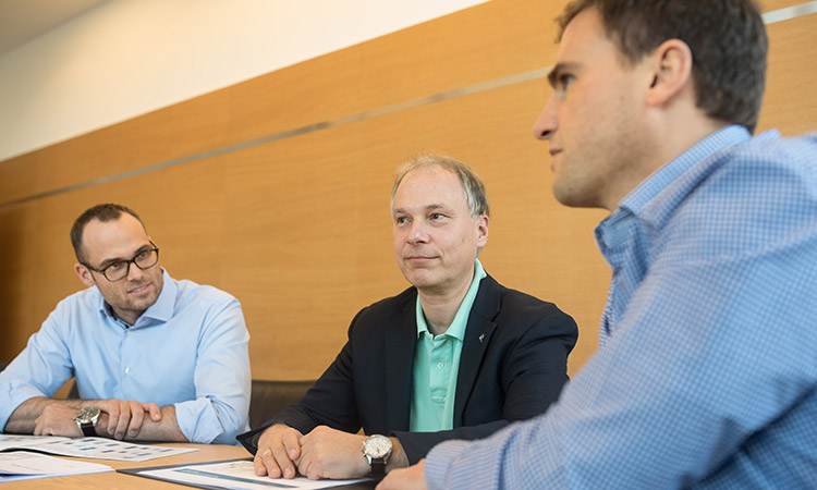 René Knapp, Peter Eichler and Thomas Jaklin on a table (photo)