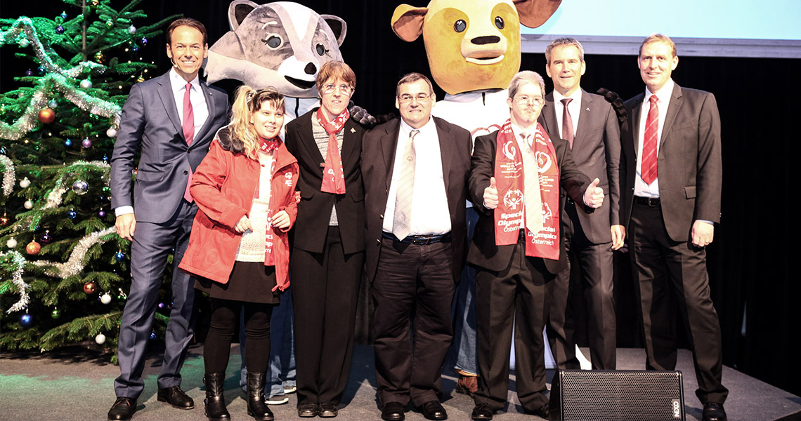 Group picture of the UNIQA christman party with the two Special Olympics World Winter Games mascots Lara und Luis (photo)