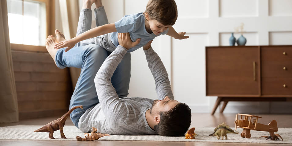 Father plays plane with child (Photo)