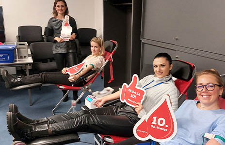 Four employees in CEE region on chairs at CSR activities (Photo)