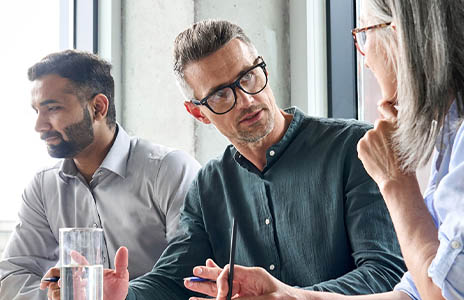 Employees in a meeting (Photo)