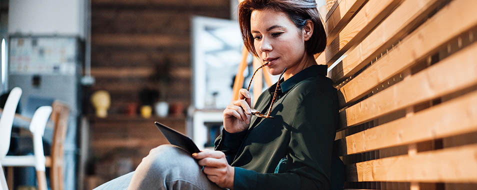 Woman reading on eReader (Photo)