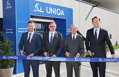 Regional Director Josef Pöchtrager, Peter Humer, and Governor Wilfried Haslauer at the opening of the new Salzburg regional headquarters.
