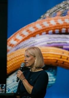 Sabine Pfeffer at a Town Hall in the UNIQA Tower, the company’s largest regular employee event on strategic group topics.
