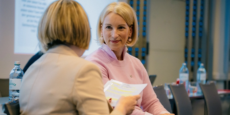 Sabine Pfeffer in conversation with a woman